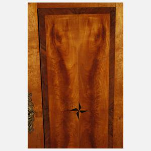 Großer Hallenschrank