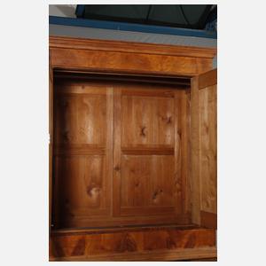 Großer Hallenschrank