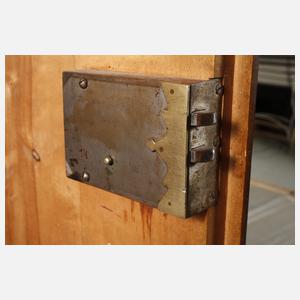 Großer Hallenschrank