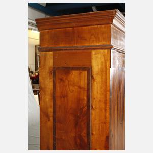 Großer Hallenschrank