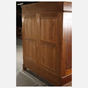 Großer Hallenschrank