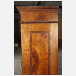 Großer Hallenschrank