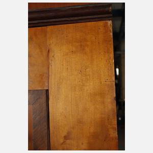 Großer Hallenschrank