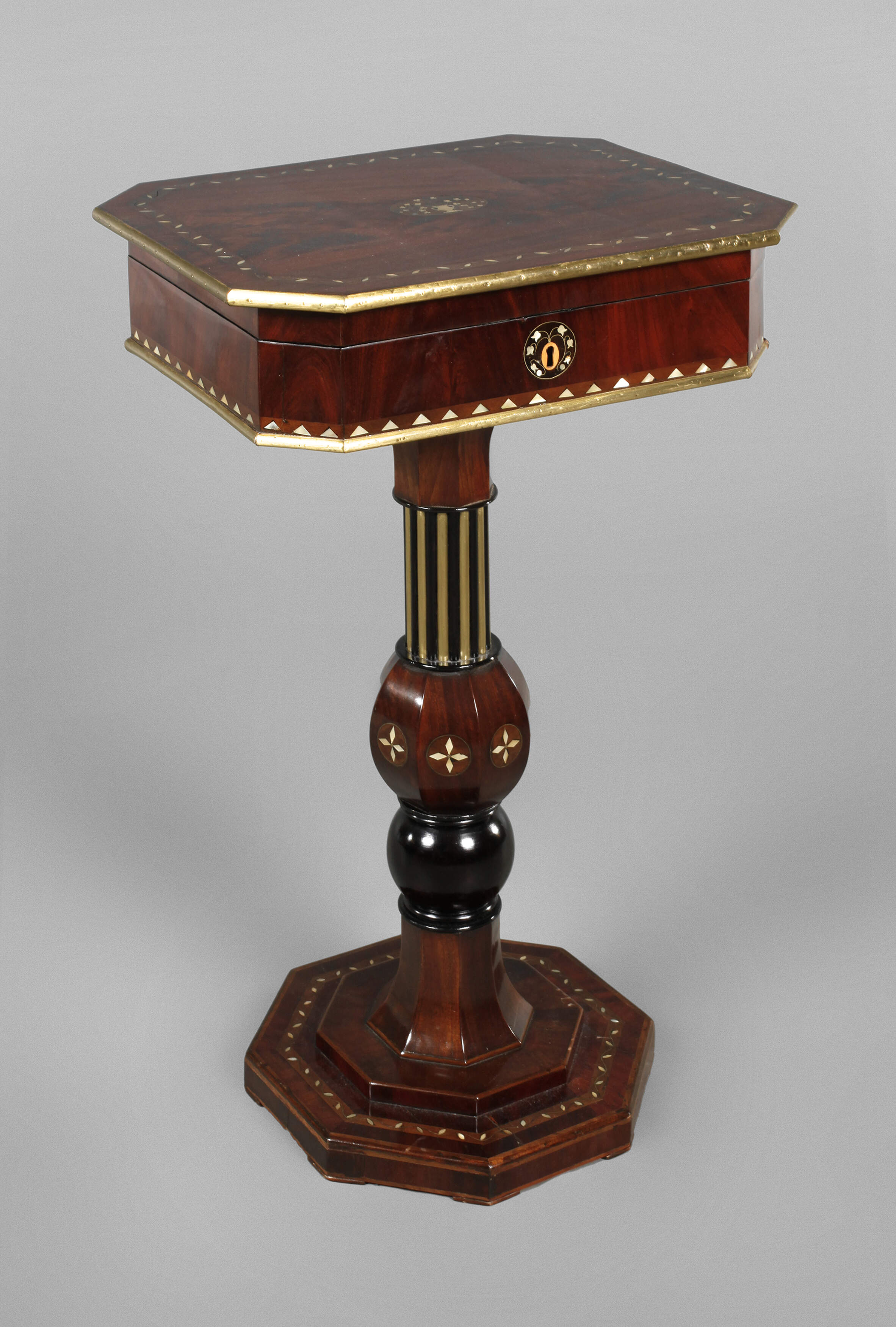 Ausgefallener Näh- und Schminktisch