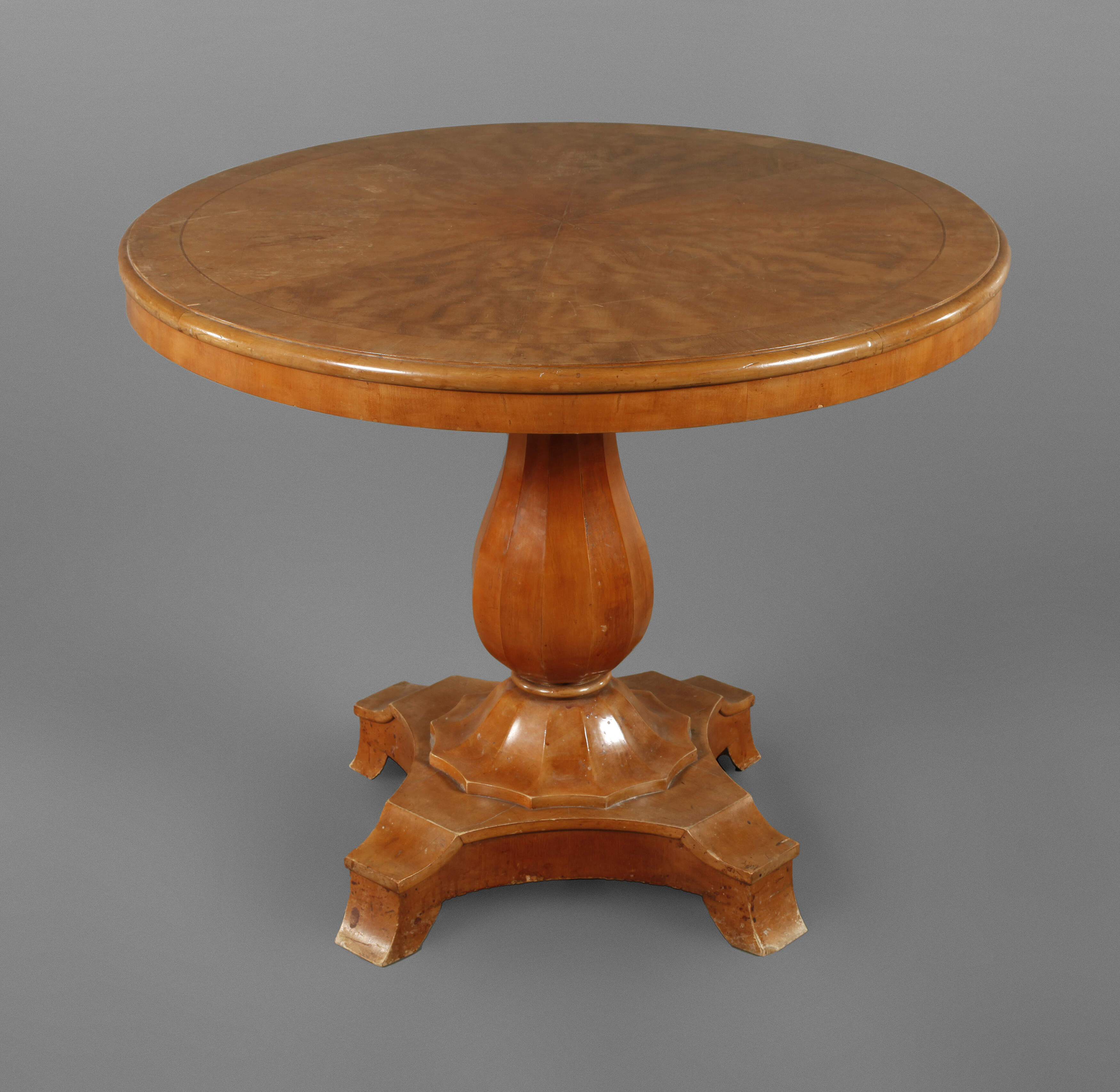 Tisch im Biedermeierstil