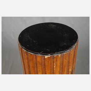 Postament in Säulenform