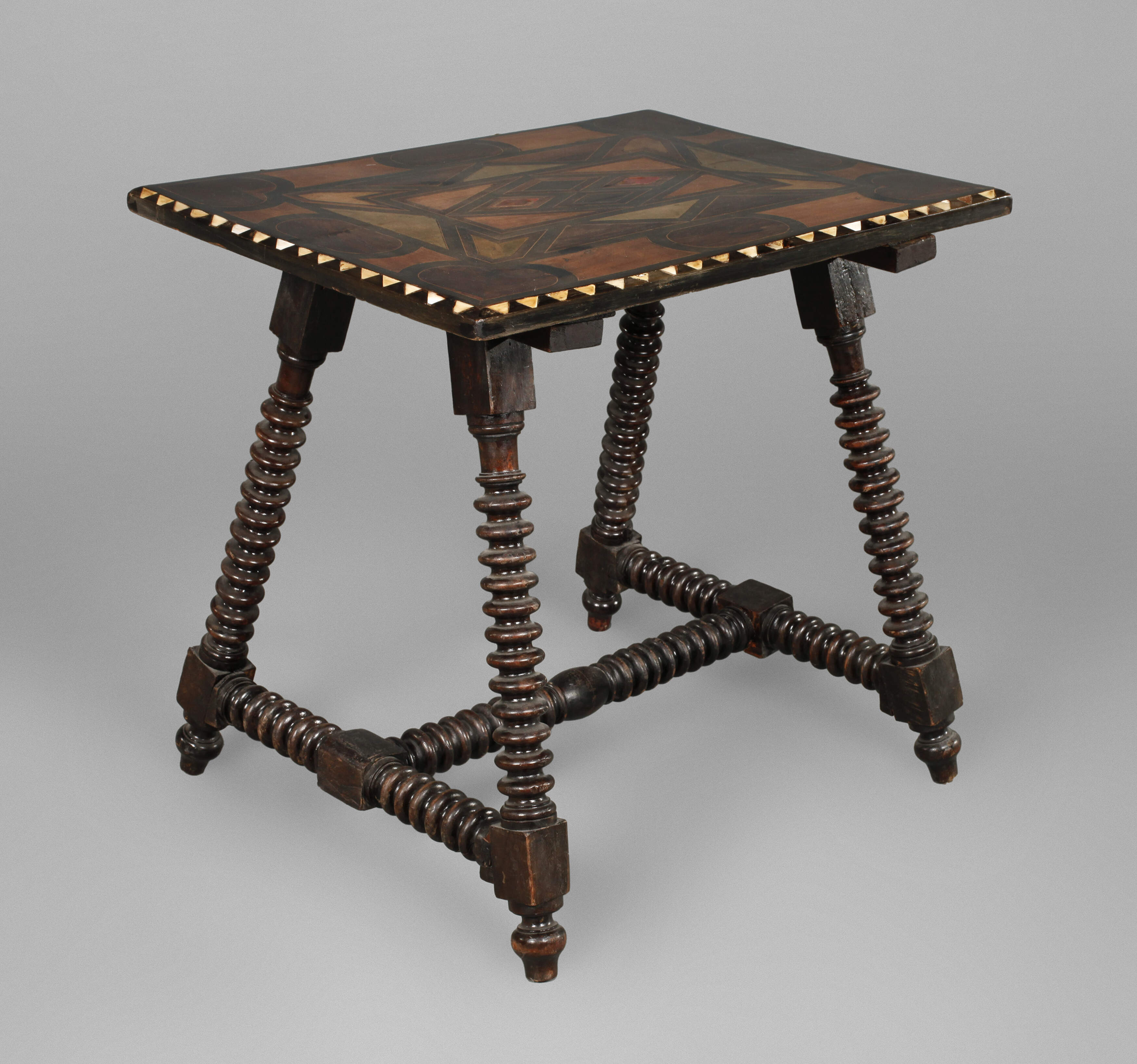 Intarsierter Beistelltisch