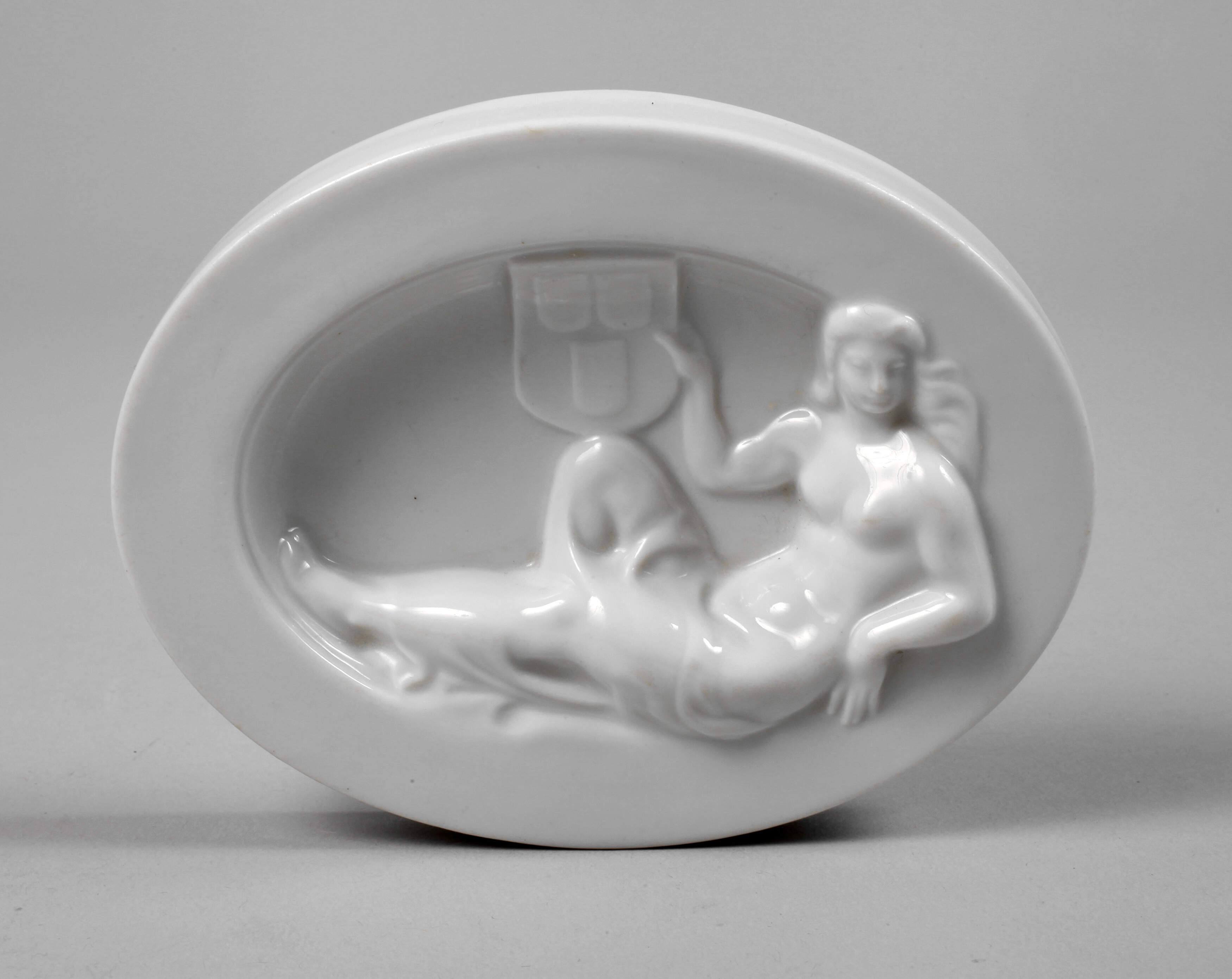 Rosenthal Reliefplakette Mädchen mit Wappen