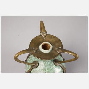 Kristallglasurvase in Bronzemontierung