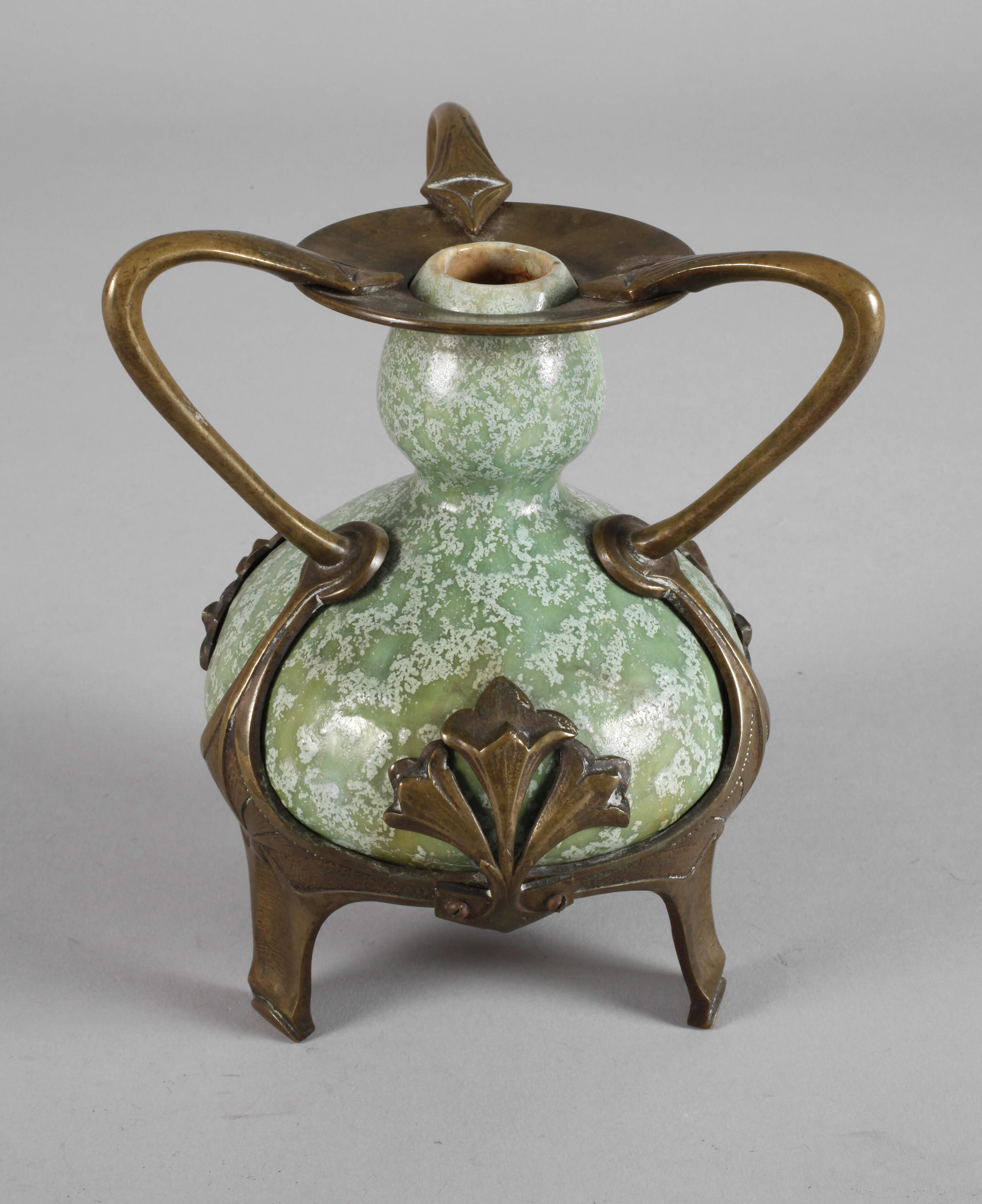 Kristallglasurvase in Bronzemontierung