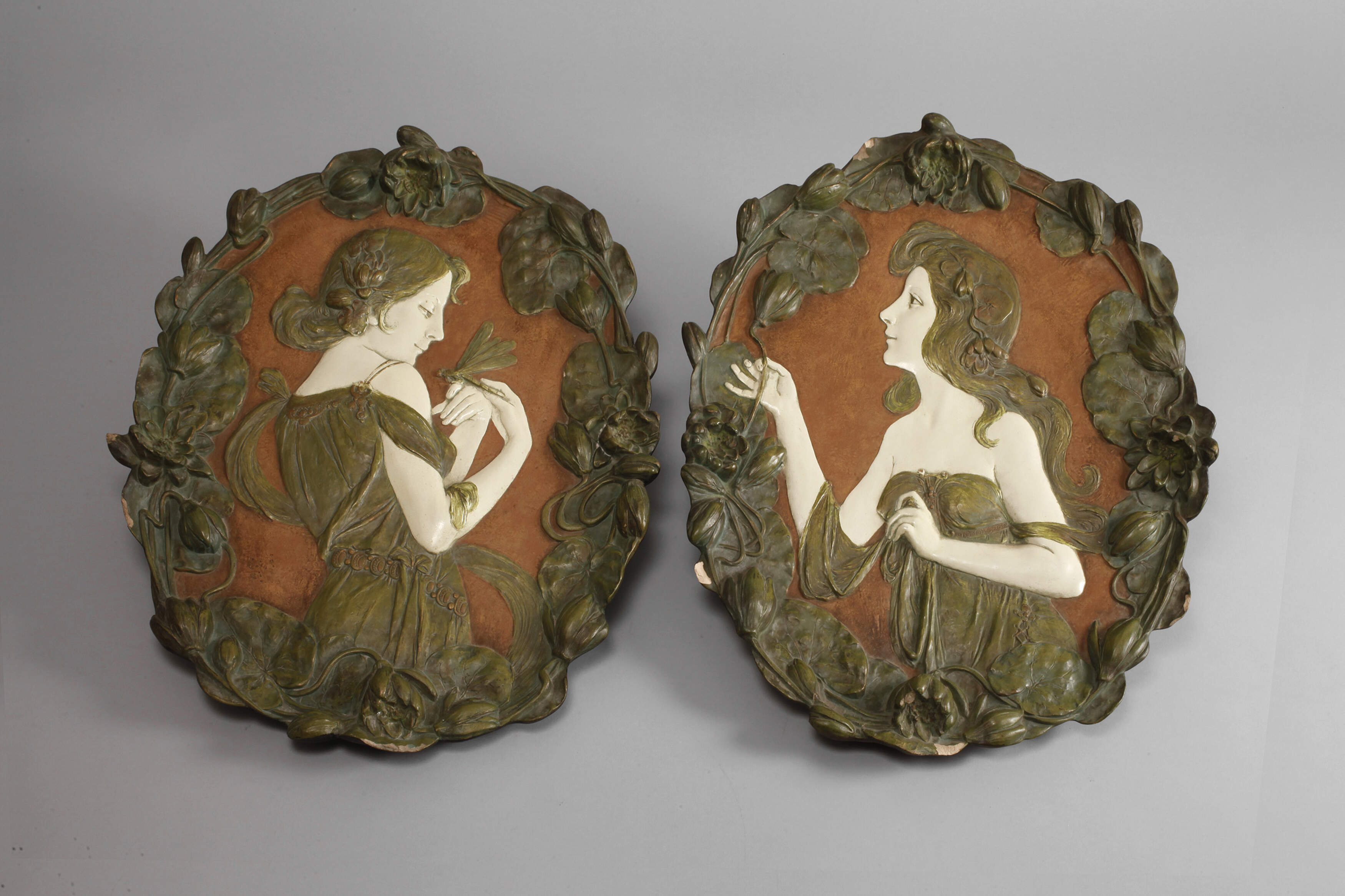 Ernst Wahliss Wien zwei große Wandplatten