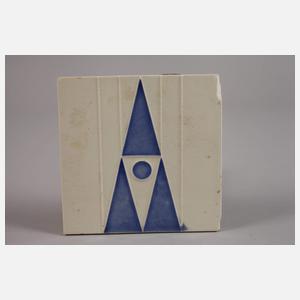 Drei Fliesen mit geometrischem Dekor