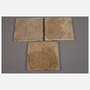 Drei Fliesen mit geometrischem Dekor