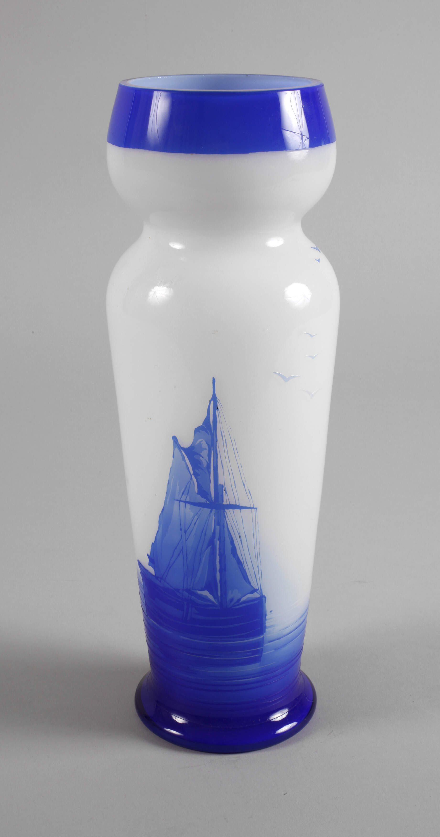 Große Opalglasvase mit Segelboot
