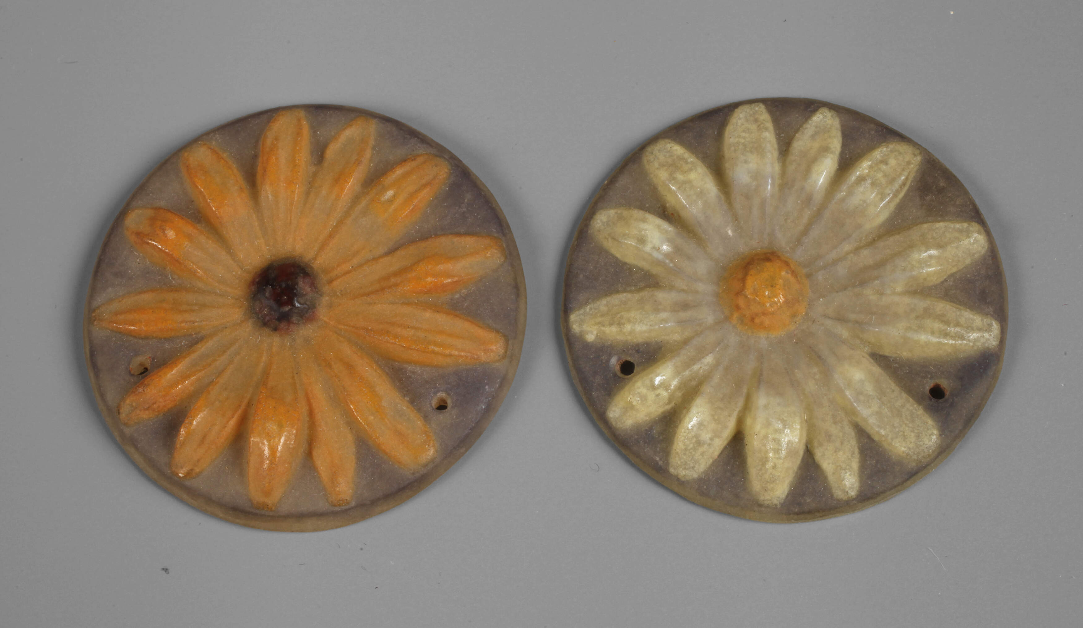 Pâte de verre, Zwei Plaketten