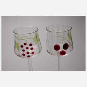 Vier Stängelgläser mit eingeschmolzenen Früchten