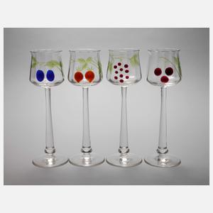 Vier Stängelgläser mit eingeschmolzenen Früchten