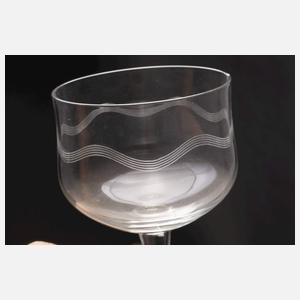 Sechs Weingläser Wellendekor