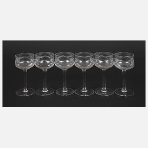 Sechs Weingläser Wellendekor
