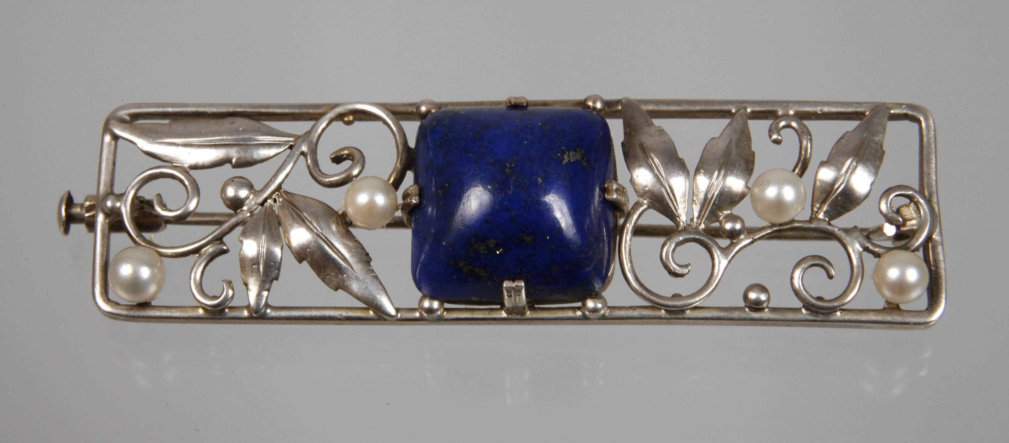 Brosche mit Lapislazuli und Perlen
