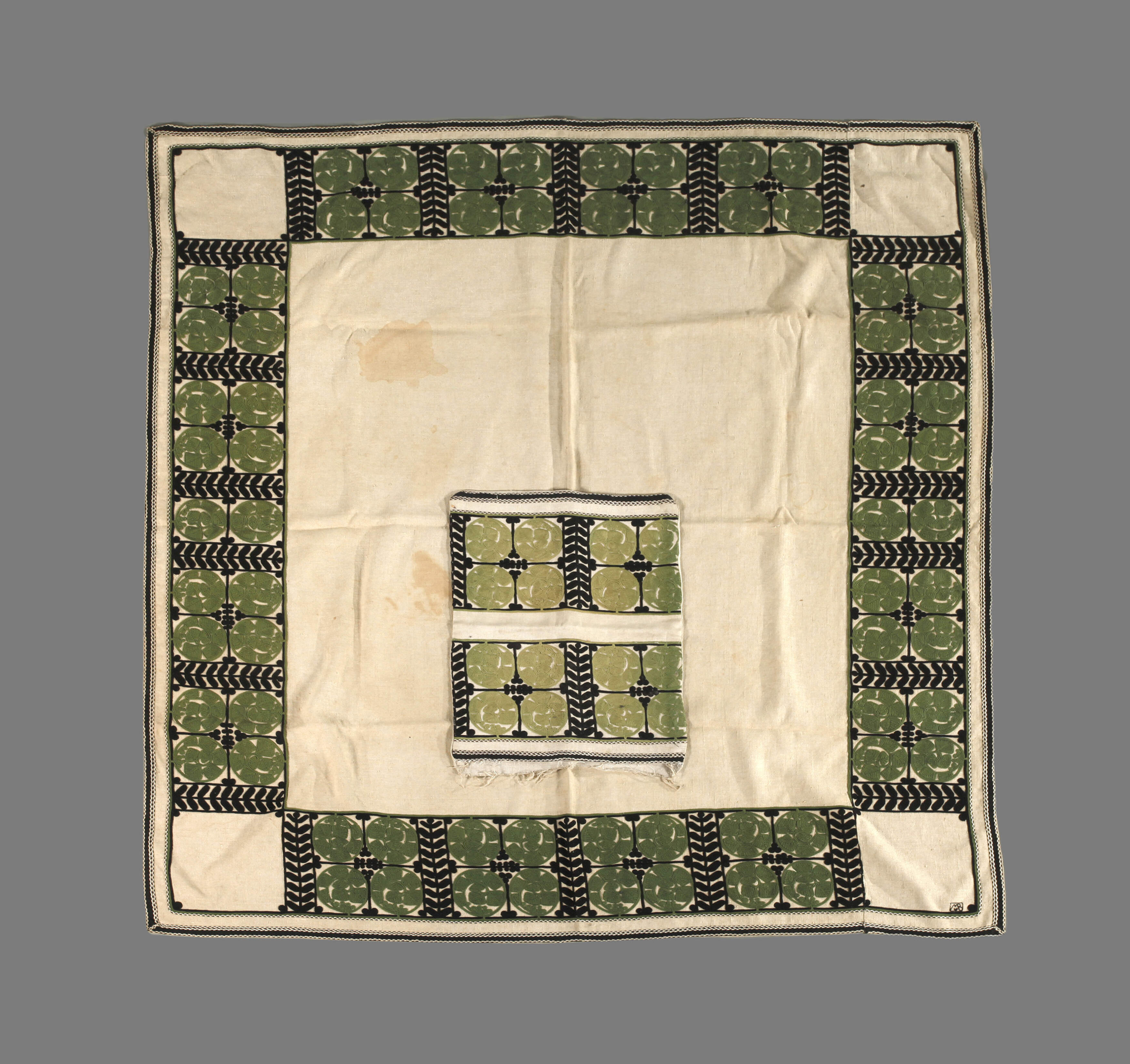 Zweiteilige Garnitur mit Kurbelstickerei