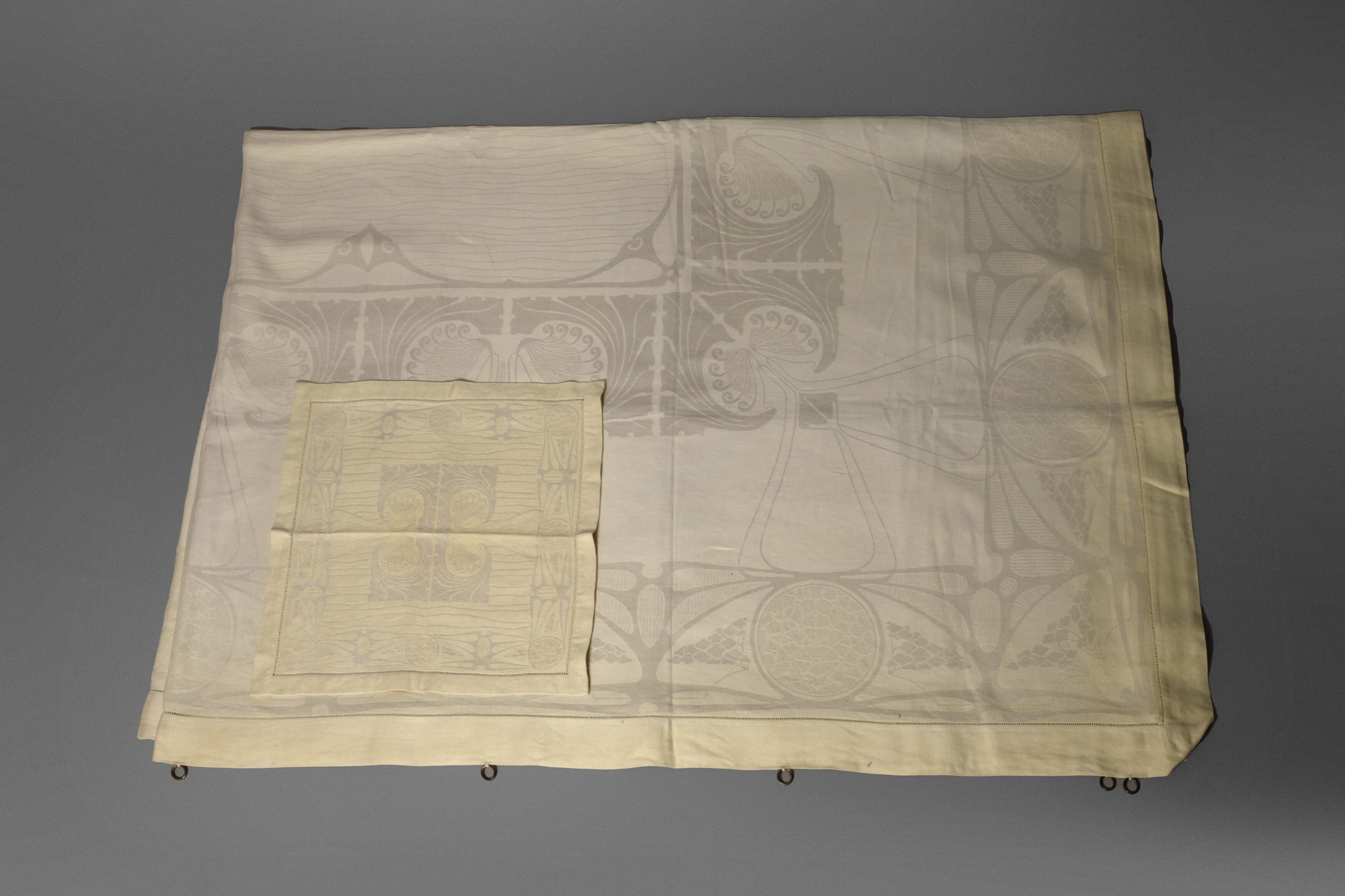 Tafeltuch vegetabiler Ornamentdekor