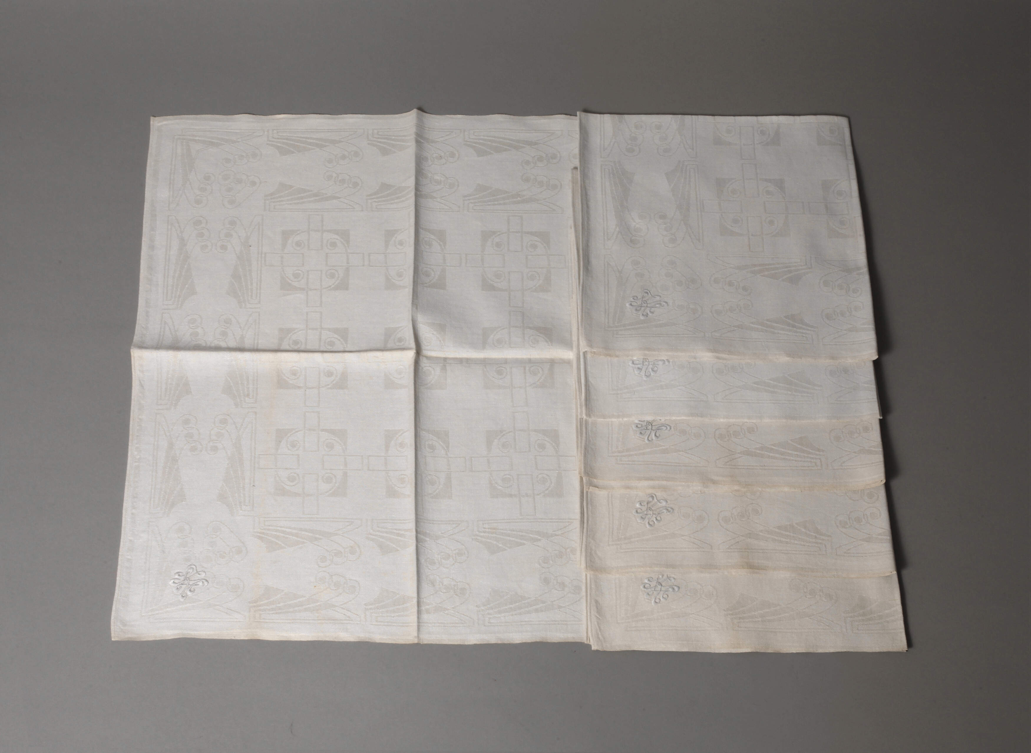 Sechs Servietten Peter Behrens attr.