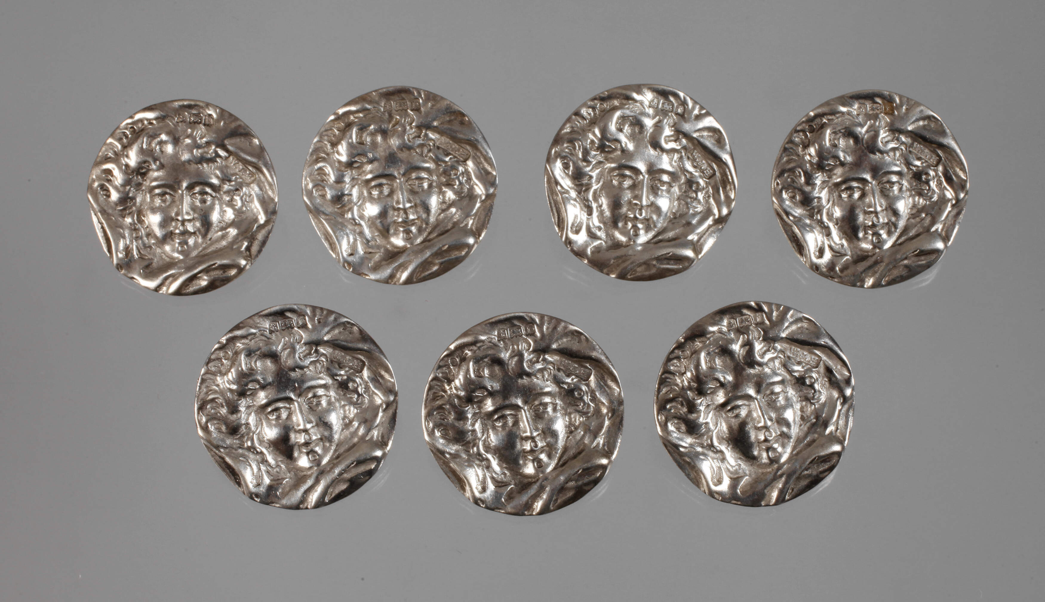 Sieben Silberknöpfe England