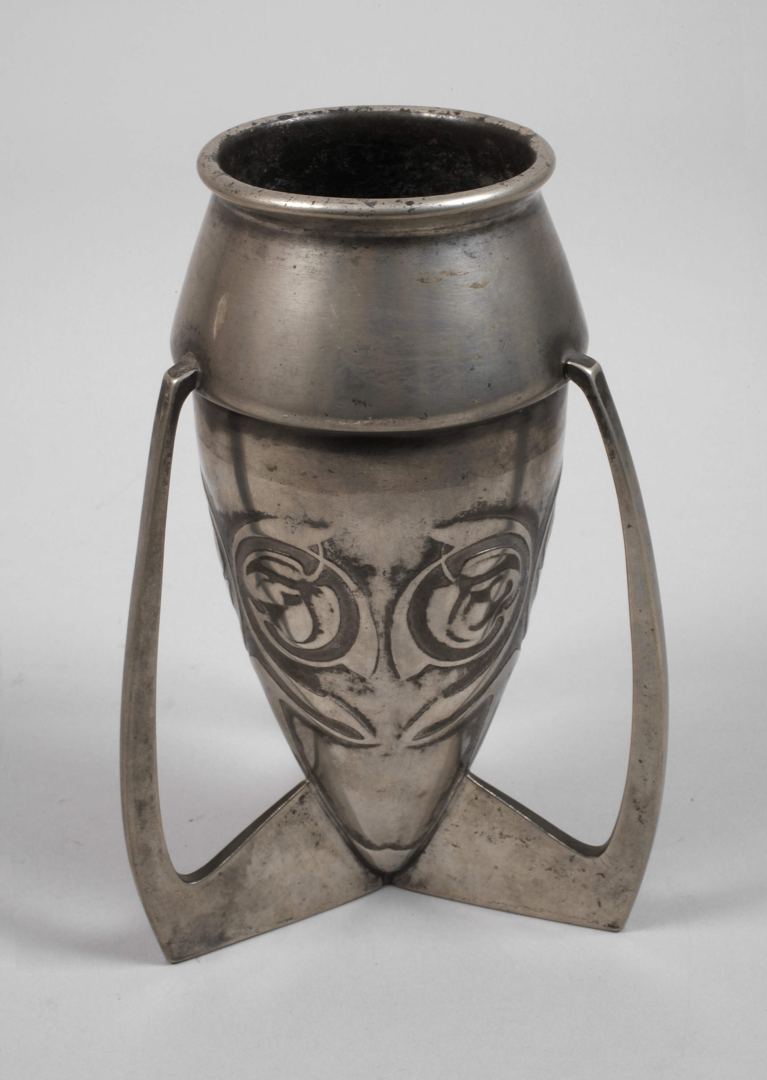 Arts & Crafts Dreihenkelvase Zinn