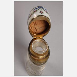 Kleiner Parfumflakon mit Silbermontierung