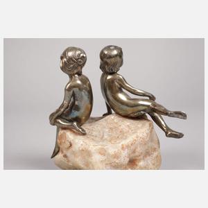 Spielende Kinder auf Felsen