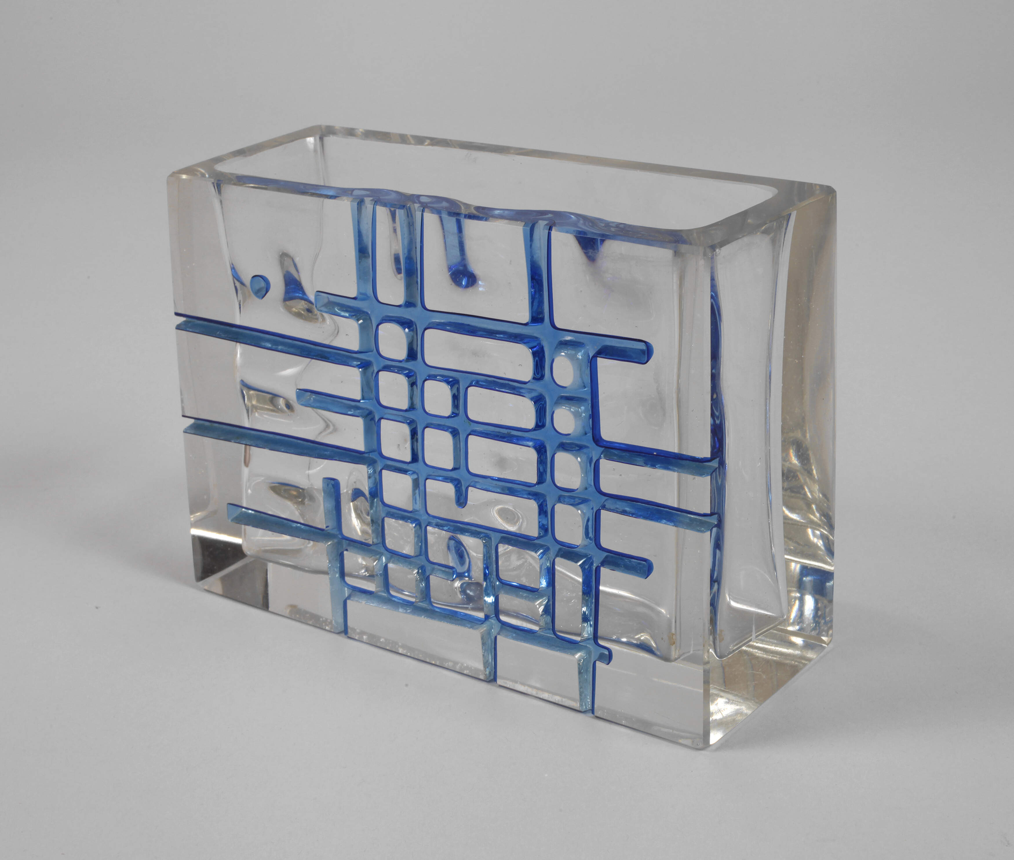 Designvase mit Gitterdekor