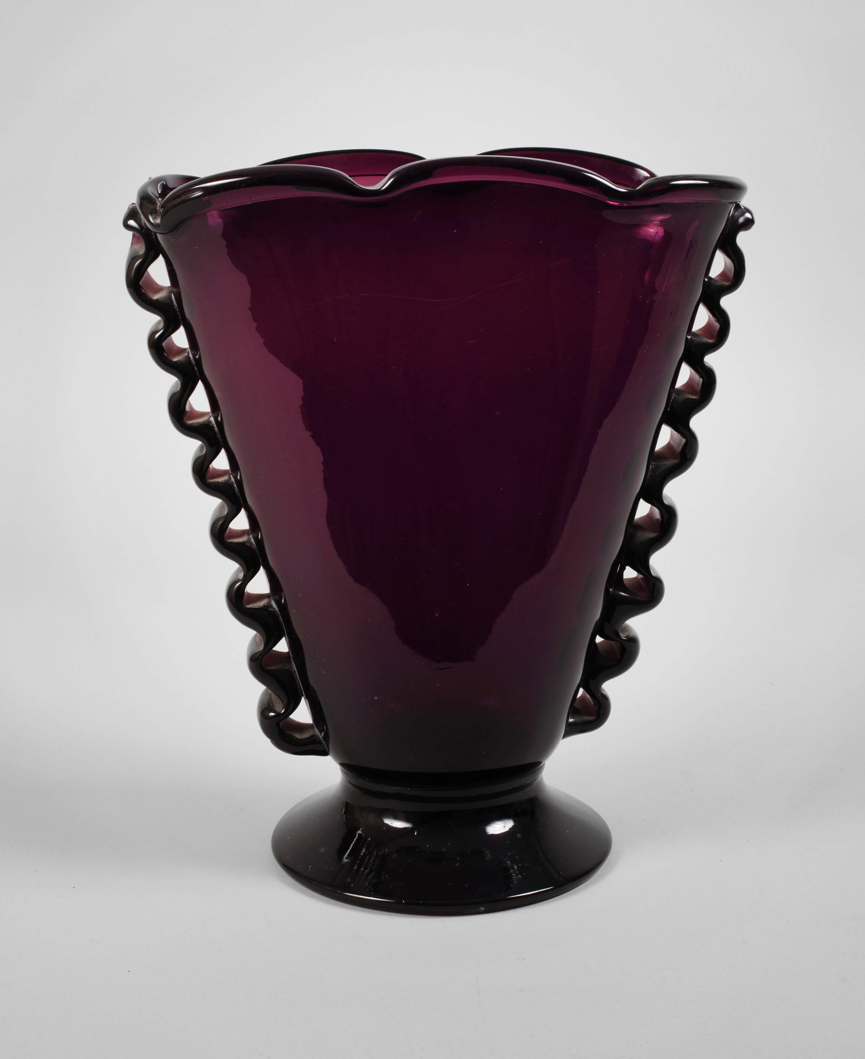 Vase mit gekniffenen Bändern