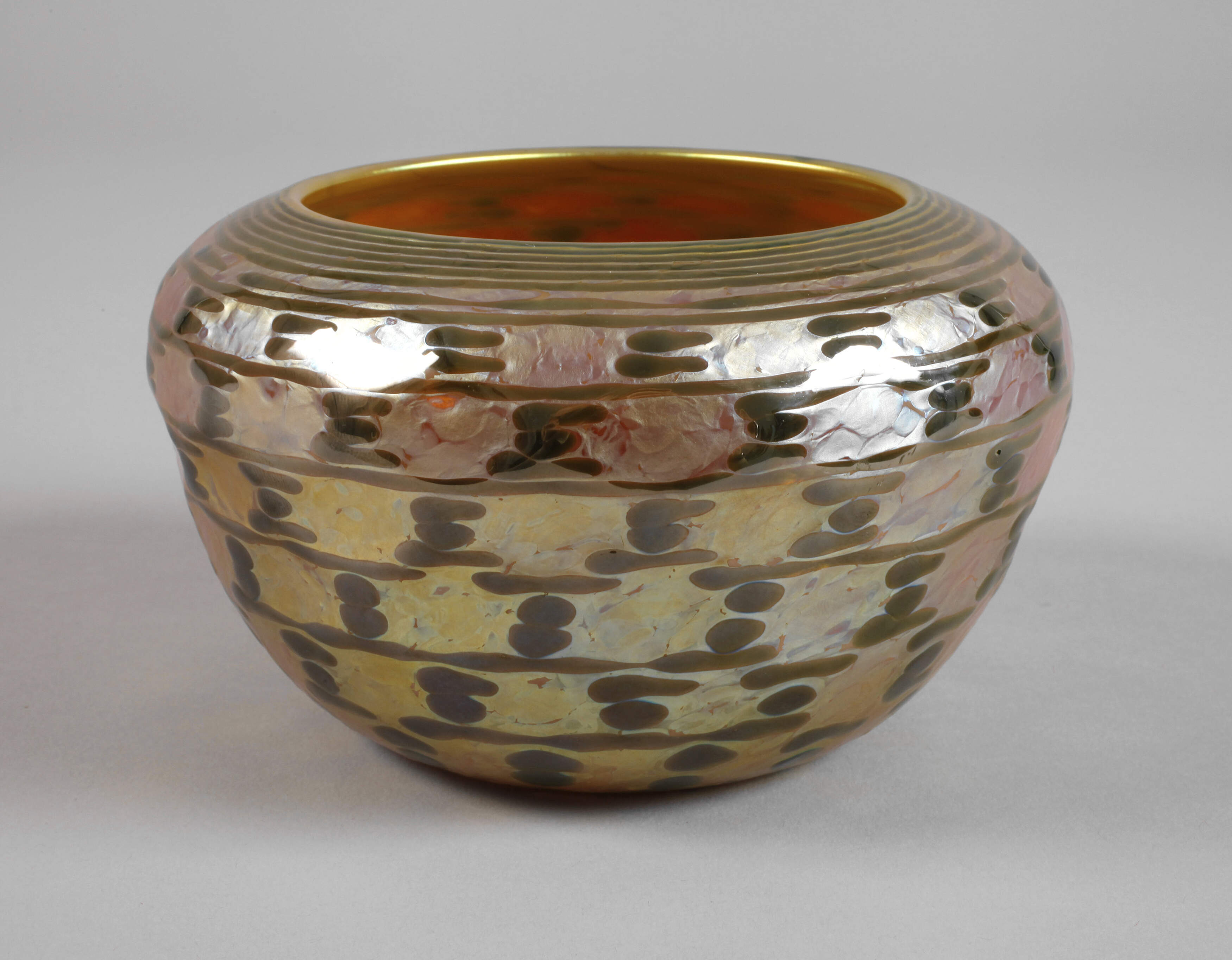 Lüstrierende Opalglasvase