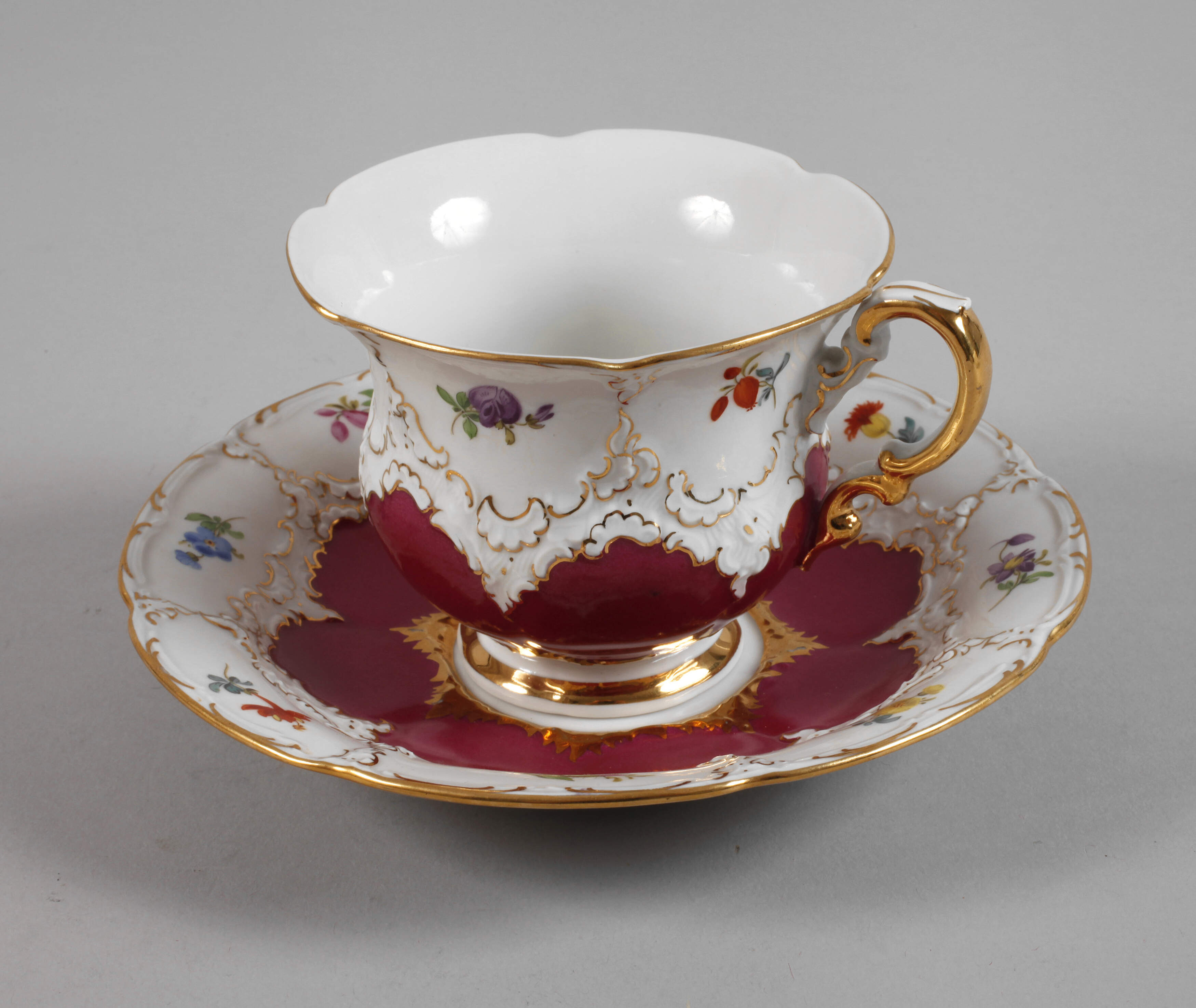 Meissen Prunktasse mit Untertasse "B-Form"