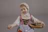 Meissen "Mädchen, Hühner fütternd"