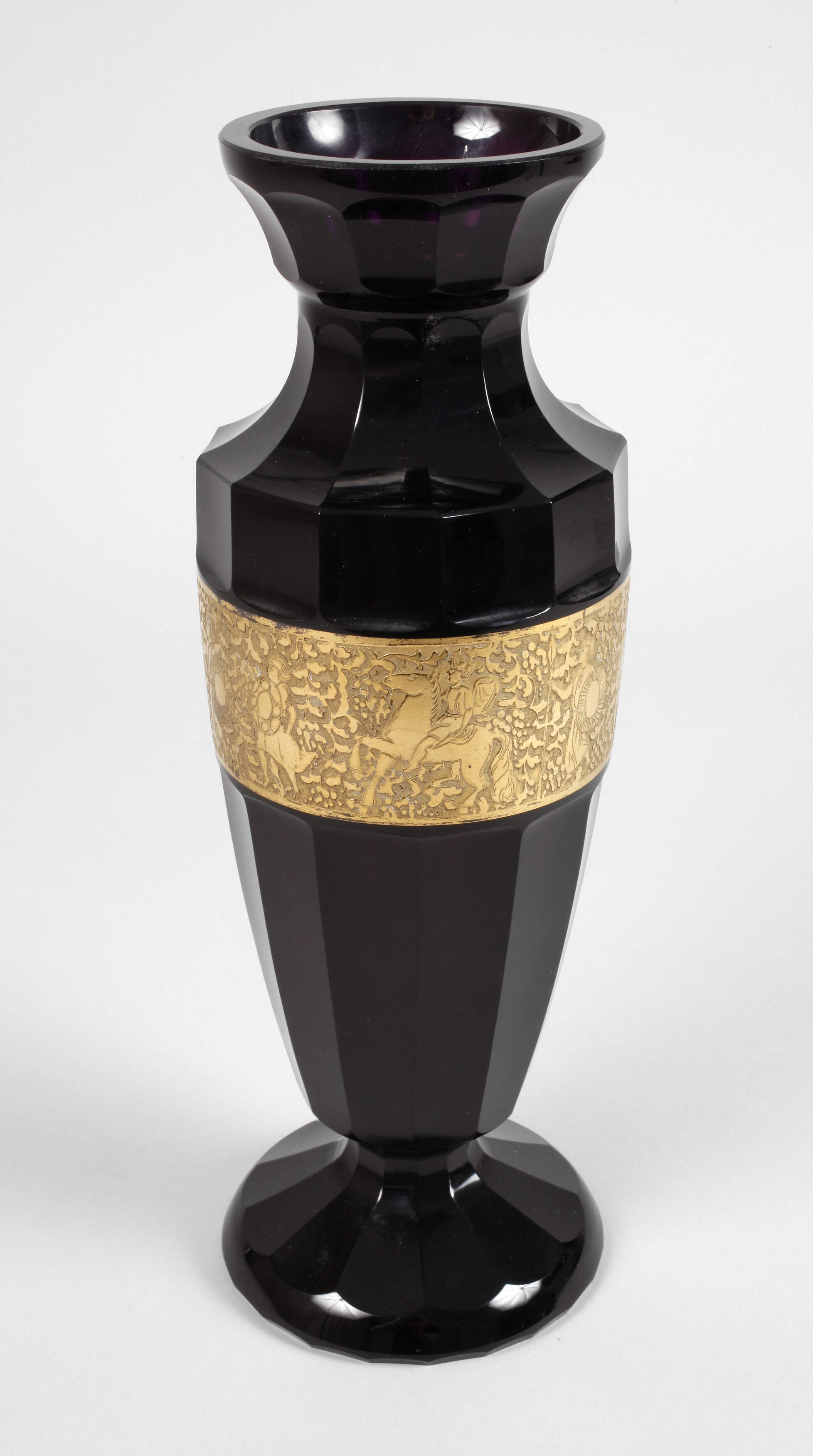 Moser Karlsbad Vase mit figürlichem Fries