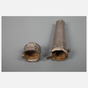 Zwei Zuckerzangen und ein Nadelbehälter