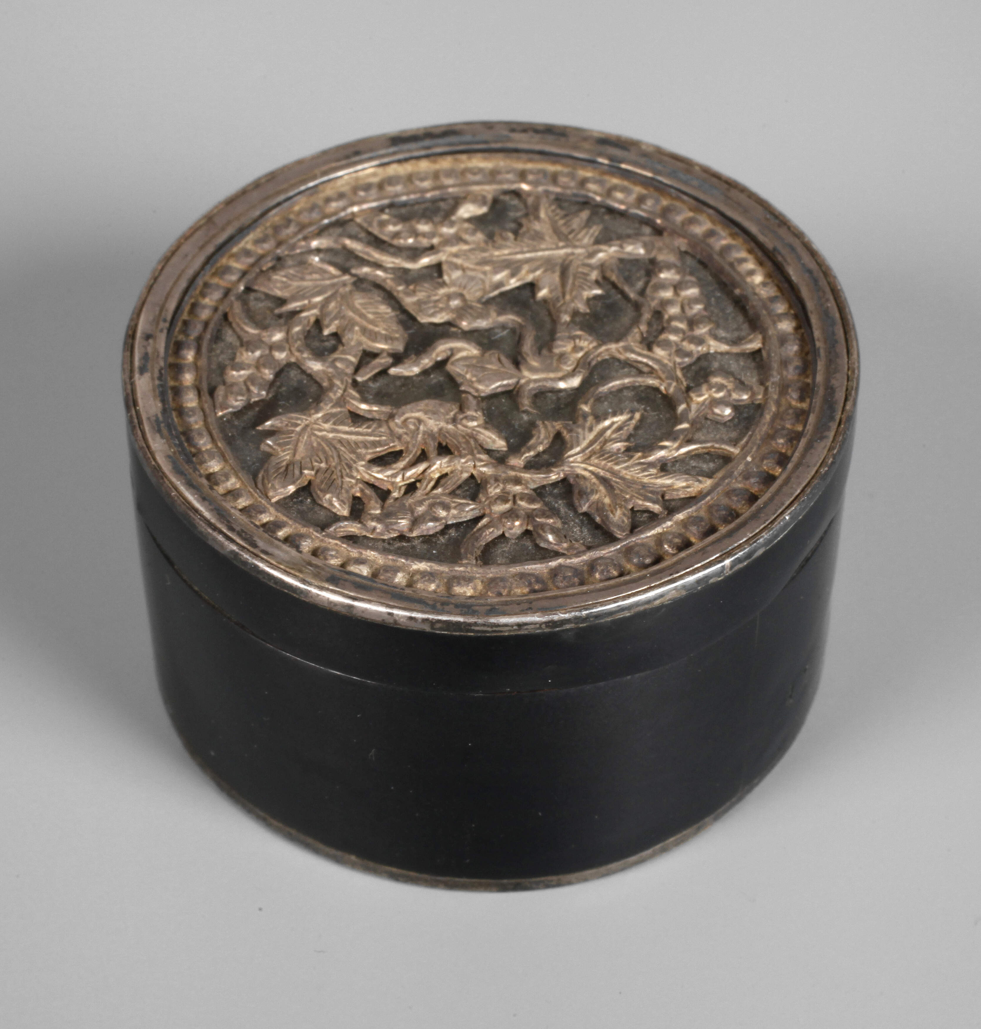 Biedermeier-Pillendose mit Silberbeschlag