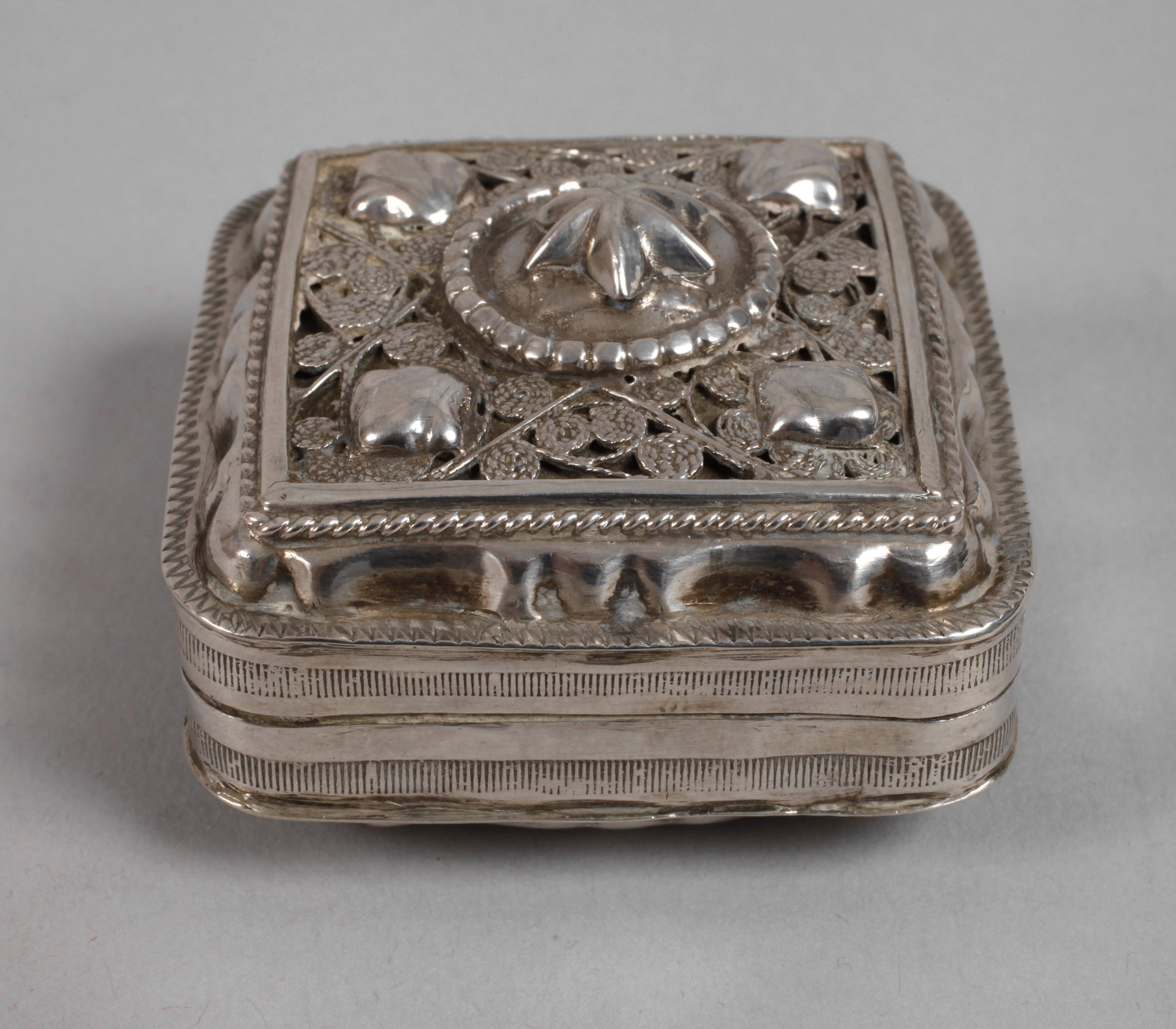 Pillendose Filigranarbeit