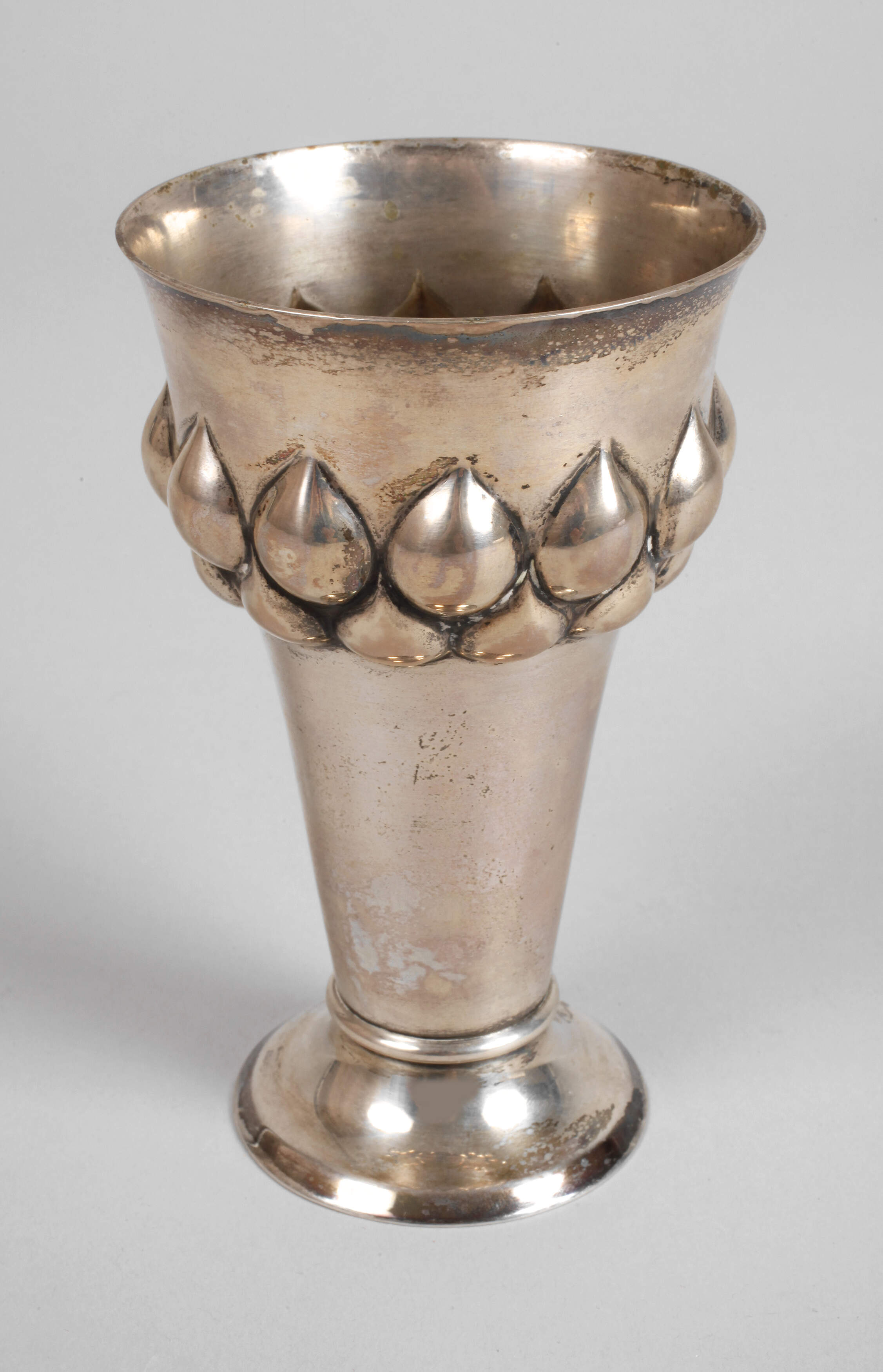 Silberbecher mit Buckelmuster