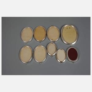 Zwölf Fotorahmen mit Silbermontierung