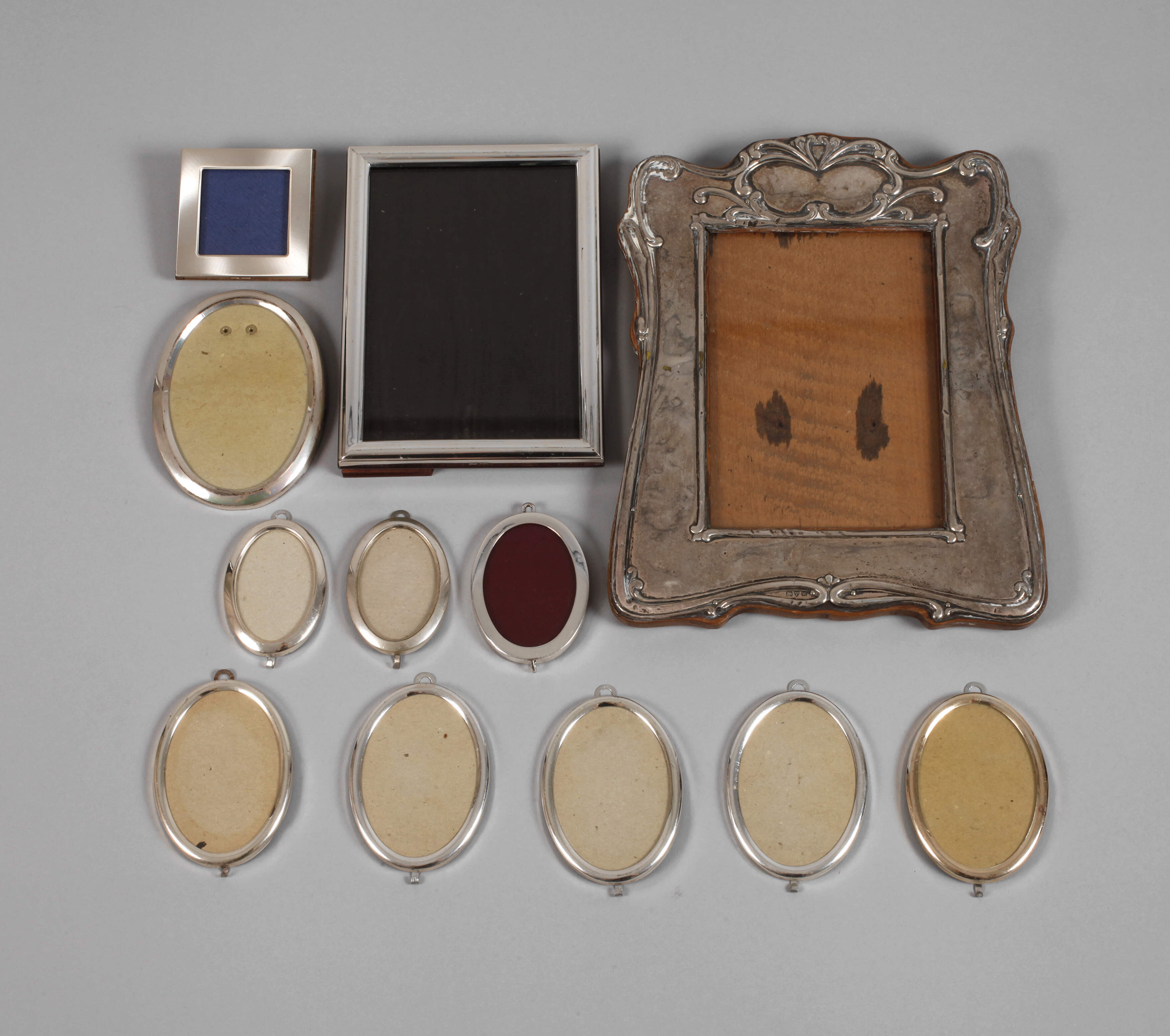 Zwölf Fotorahmen mit Silbermontierung