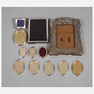 Zwölf Fotorahmen mit Silbermontierung