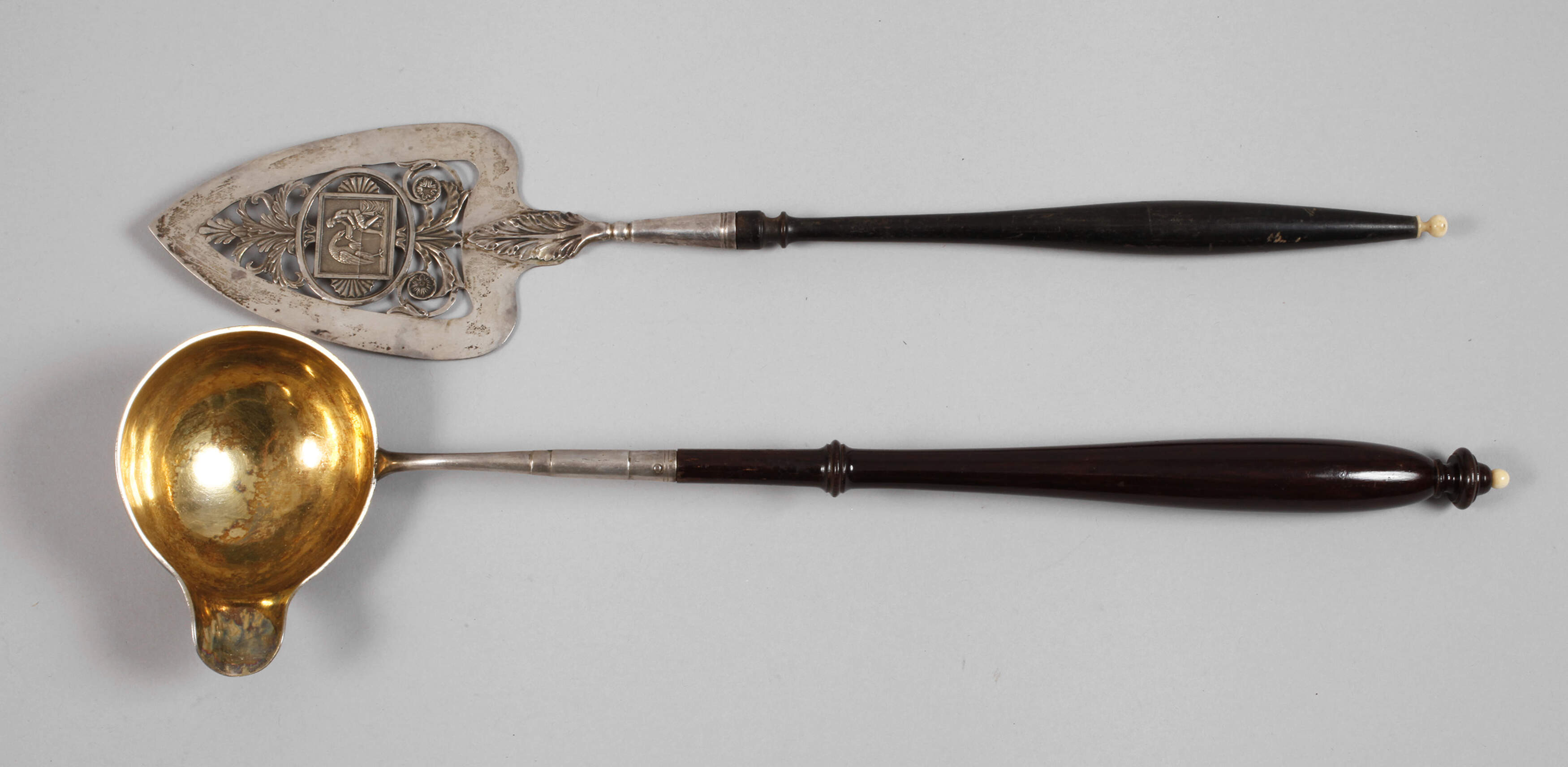 Zwei Biedermeier-Vorlegeteile Silber