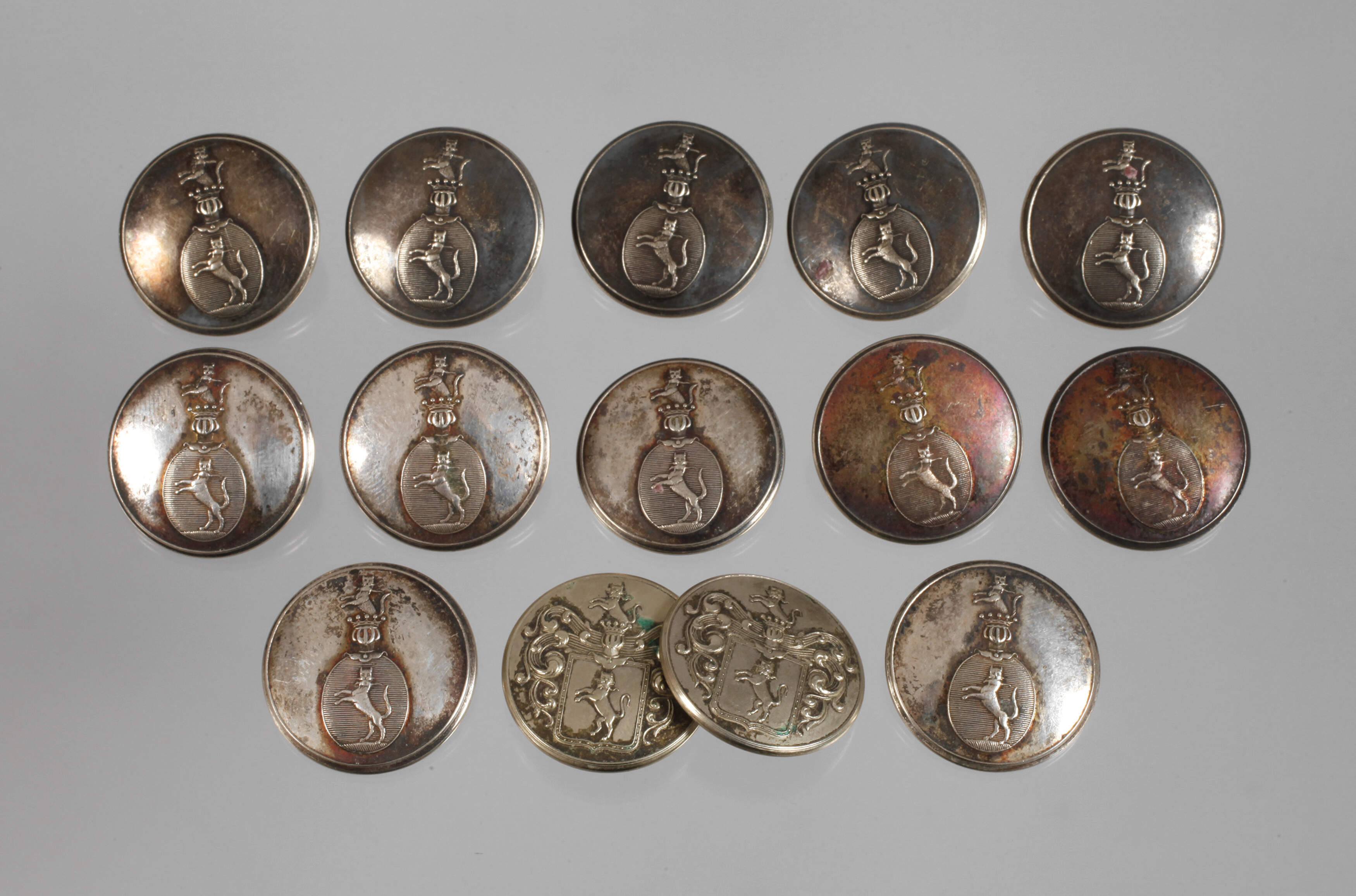 14 Knöpfe aus Adelsbesitz