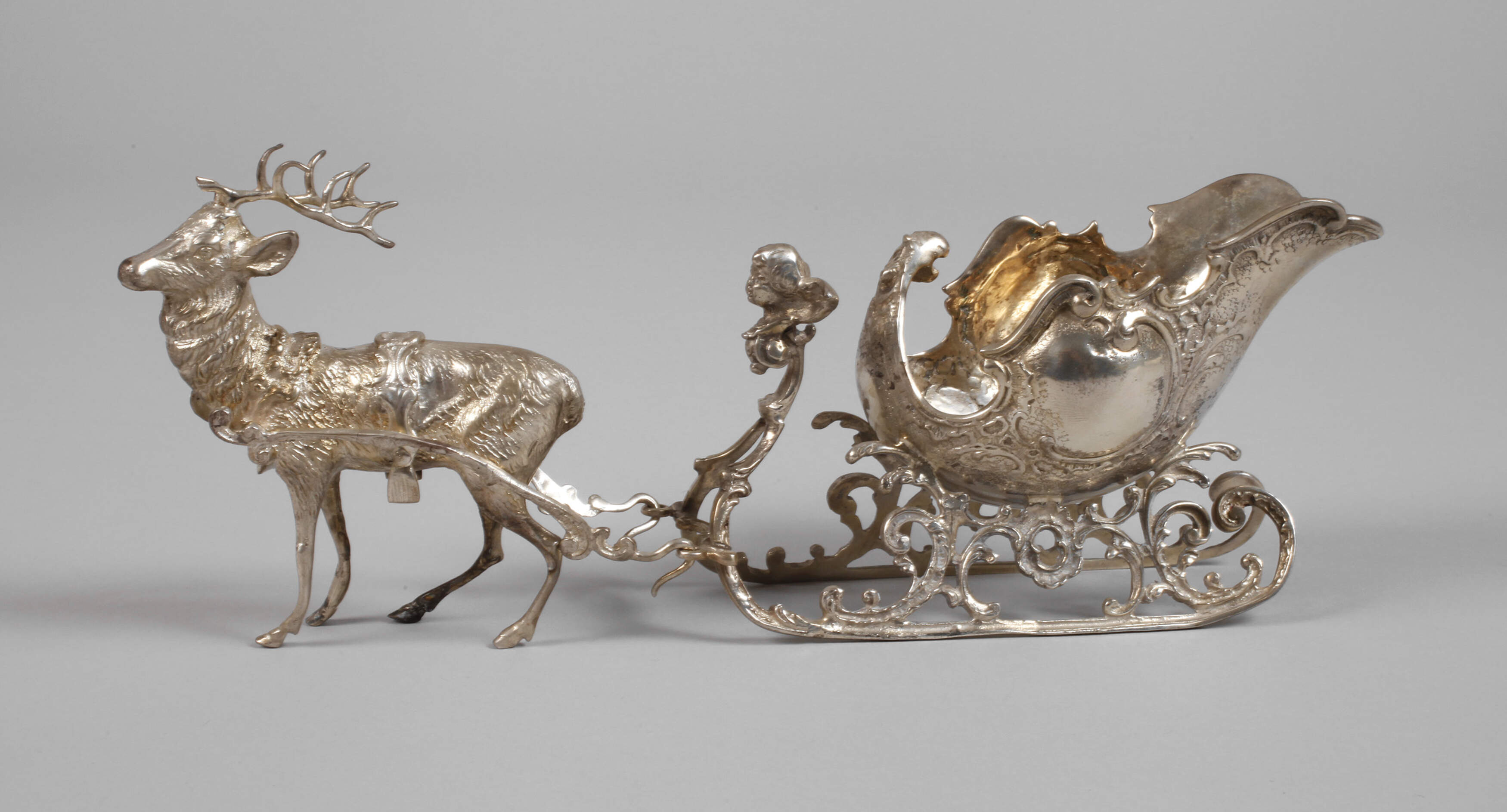 Prachtvoller Silberschlitten mit Hirsch