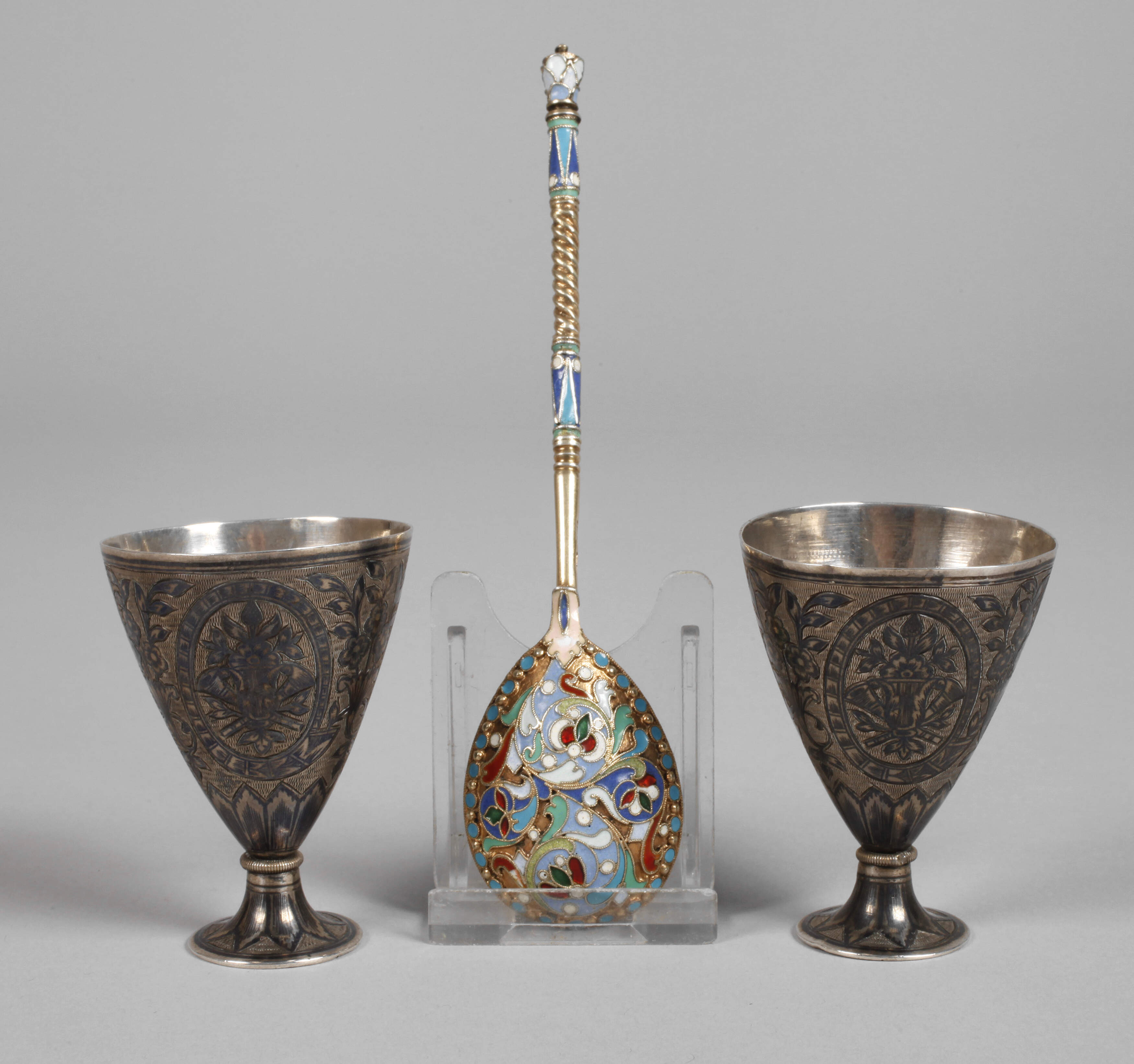 Silber zwei Niellobecher und ein Emaillelöffel
