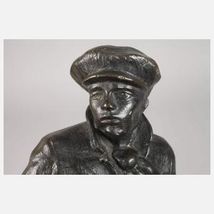 Junger Mann mit Schiebermütze