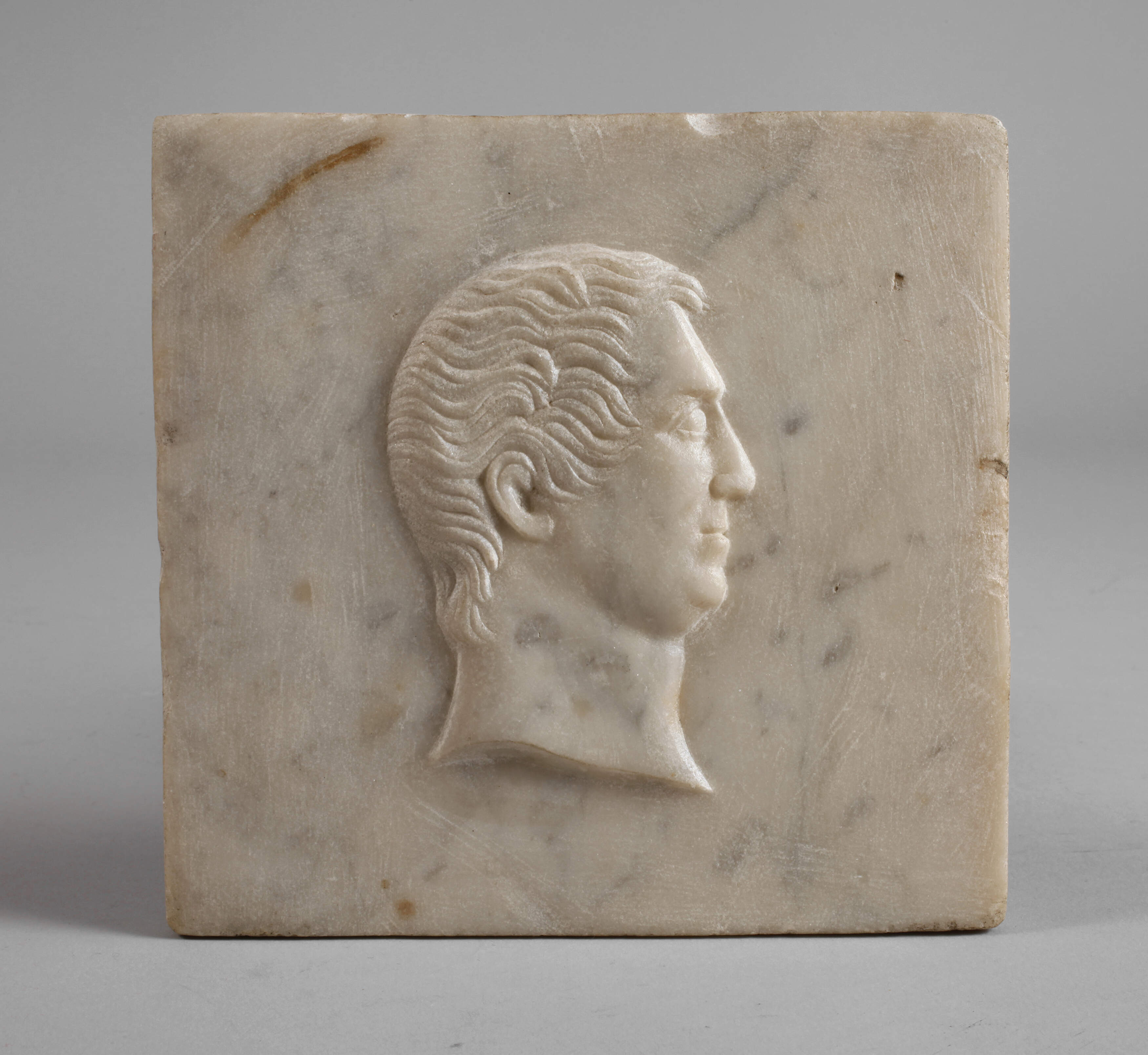 Marmorfliese mit antikisierendem Portrait